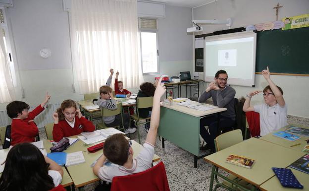 Niños en clase en un colegio de Venta de Baños.