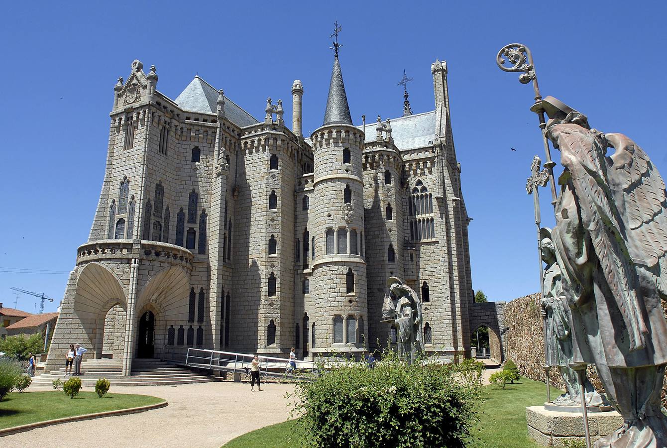 Palacio Episcopal de Astorga (León). Es un edificio proyectado por el arquitecto español Antoni Gaudí. Junto con El Capricho de Comillas son las únicas obras de Gaudí fuera de Cataluña. La construcción se llevó a cabo entre 1889 y 1915.