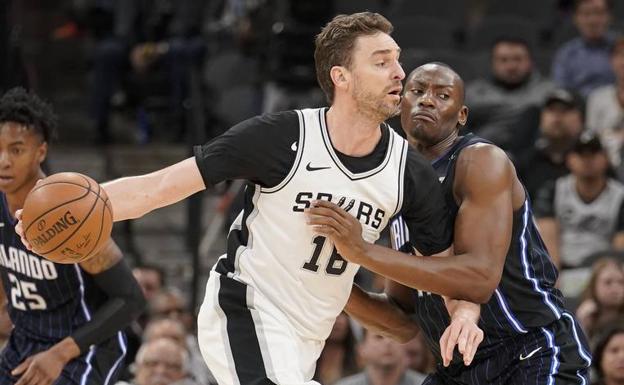 Pau Gasol sumó 11 puntos para los Spurs. 