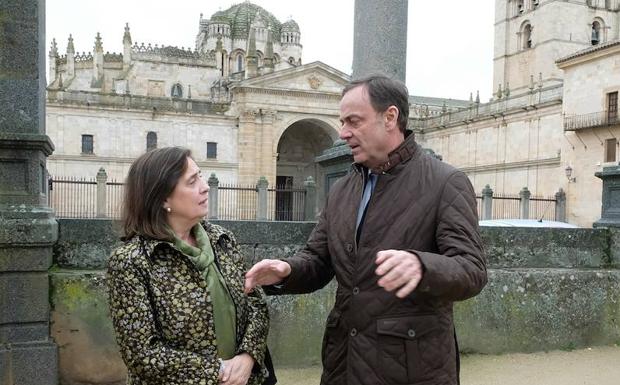 Elvira Tejada y José Ramón Navarro conversan, con la Catedral de Zamora de fondo, minutos antes de protagonizar la mesa del VI Ciclo de Jussticia-Santander. 