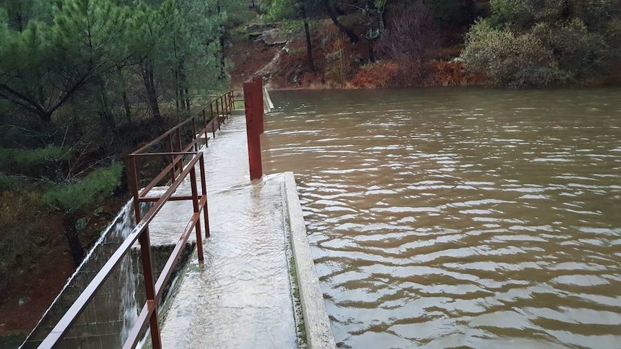 Las lluvias y el deshielo del pasado temporal dejan estas imágenes en Sotillo de la Adrada. 