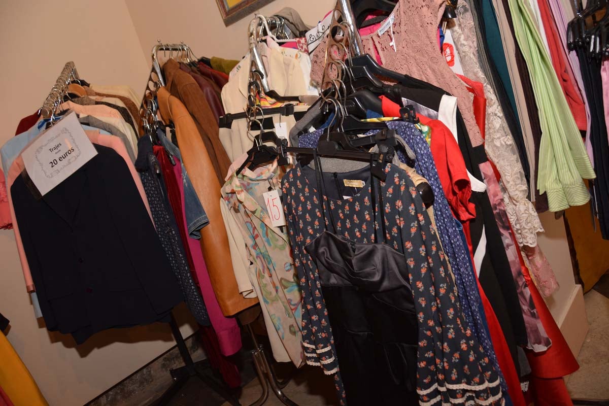 Un año más, Manos Unidas ha desplegado en el Monasterio de San Juan su ya tradicional mercadillo solidario. En este caso, el dinero que se recaude irá destinado a la construcción de un internado en Tanzania.