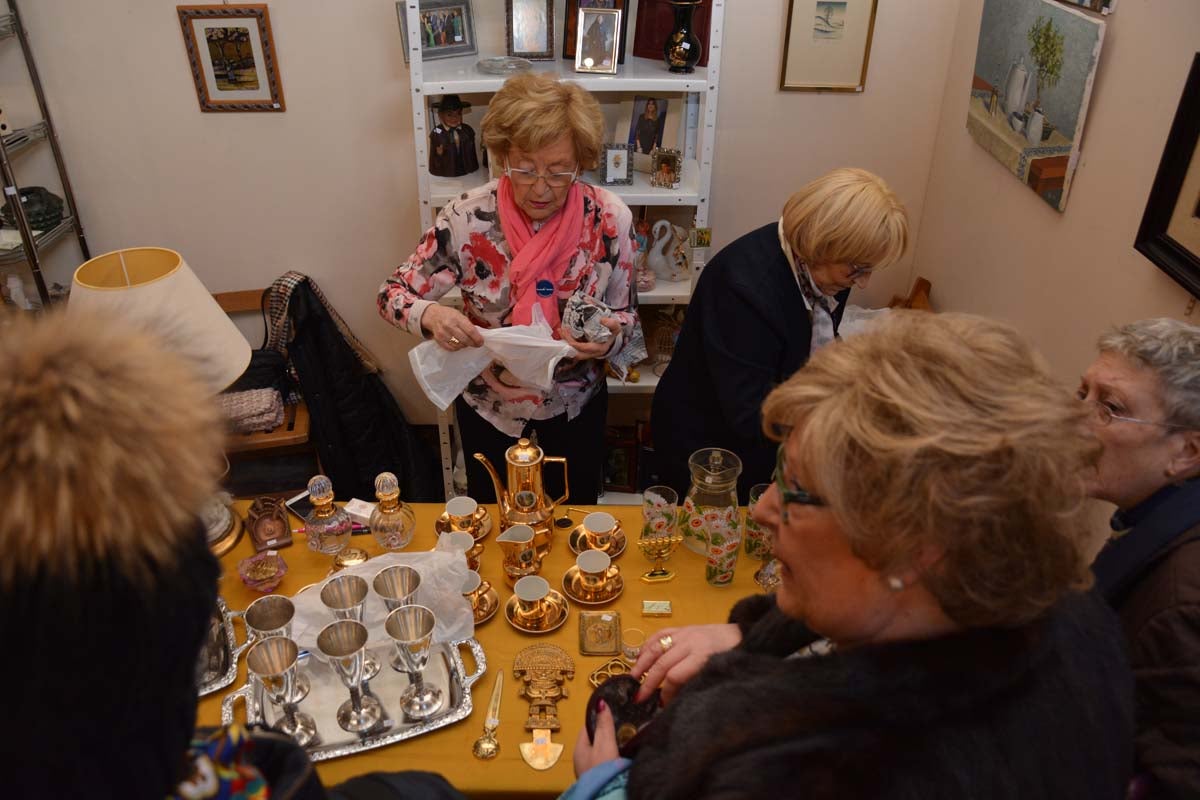 Un año más, Manos Unidas ha desplegado en el Monasterio de San Juan su ya tradicional mercadillo solidario. En este caso, el dinero que se recaude irá destinado a la construcción de un internado en Tanzania.