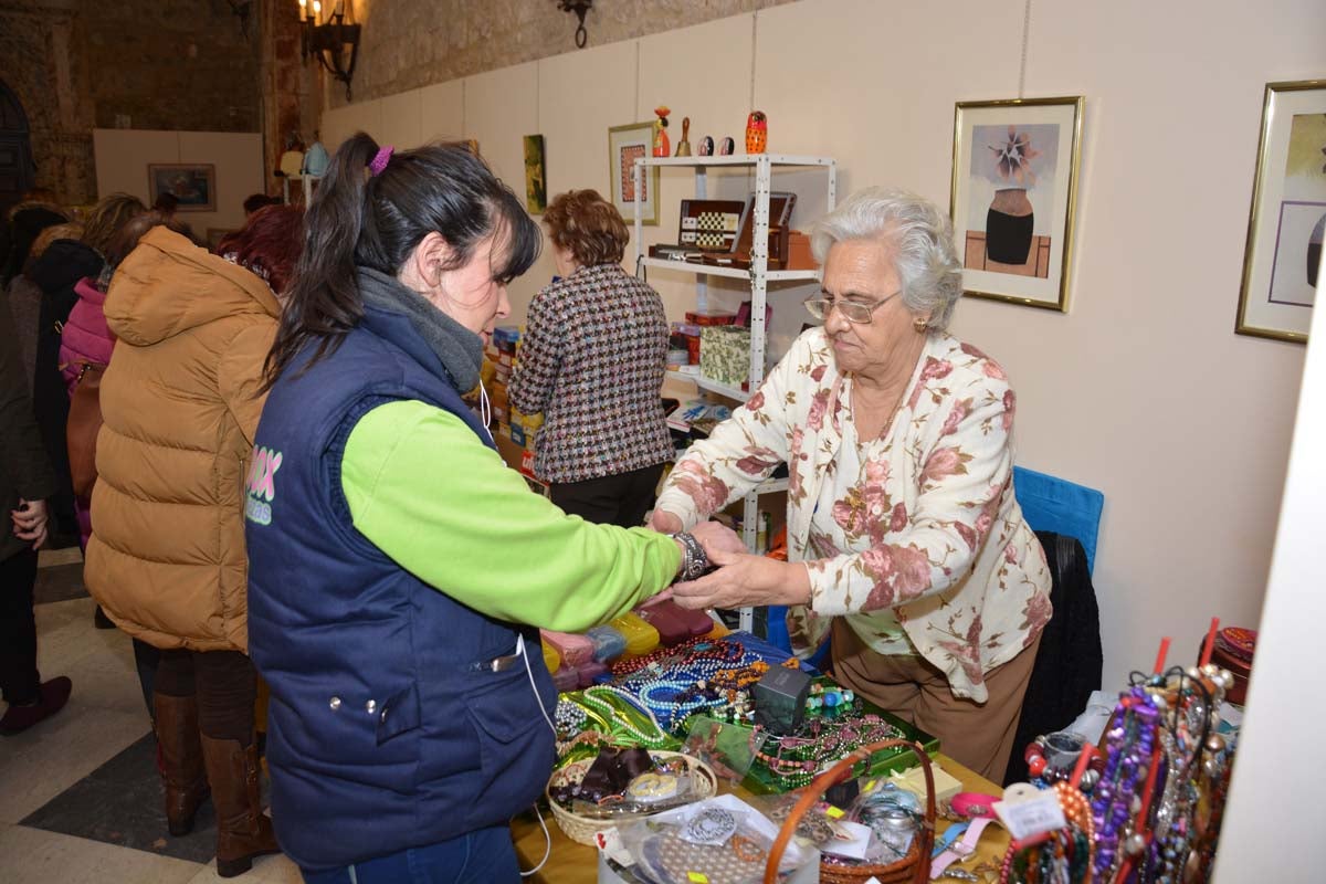 Un año más, Manos Unidas ha desplegado en el Monasterio de San Juan su ya tradicional mercadillo solidario. En este caso, el dinero que se recaude irá destinado a la construcción de un internado en Tanzania.