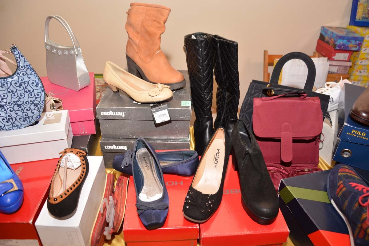 Un año más, Manos Unidas ha desplegado en el Monasterio de San Juan su ya tradicional mercadillo solidario. En este caso, el dinero que se recaude irá destinado a la construcción de un internado en Tanzania.