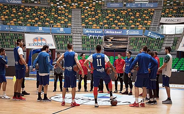 'Epi' se dirige a sus jugadores antes de comenzar el entrenamiento