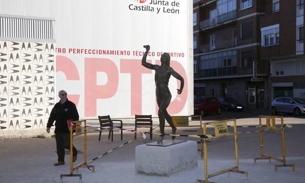 Estatua de Marta Domínguez, en su nueva ubicación.