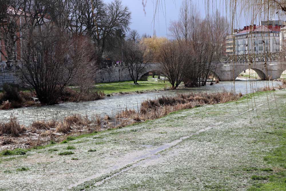 Agua convertida en hielo. La nieve no acaba de llegar a la capital, pero la lluvia tampoco es solo lluvia. Esta mañana ha nevado levemente y también ha granizado, eso sí, tan rápido como ha llegado el granizo, se ha ido