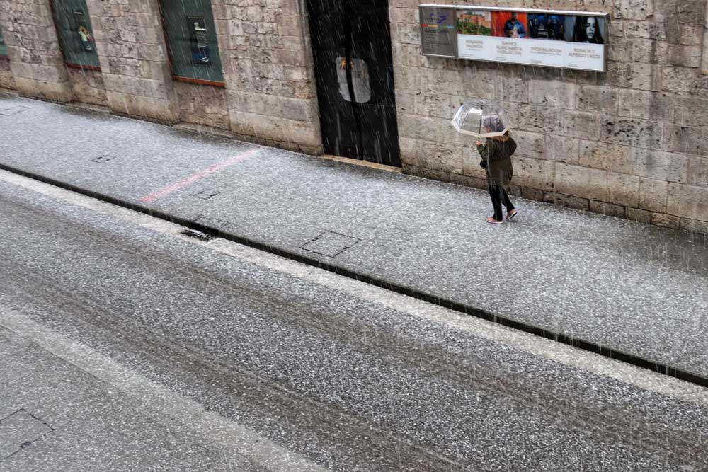 Agua convertida en hielo. La nieve no acaba de llegar a la capital, pero la lluvia tampoco es solo lluvia. Esta mañana ha nevado levemente y también ha granizado, eso sí, tan rápido como ha llegado el granizo, se ha ido