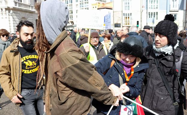 Miembros de la Cordinadora Estatal tratan de evitar que una mujer se manifieste con banderas de Comisiones Obreras