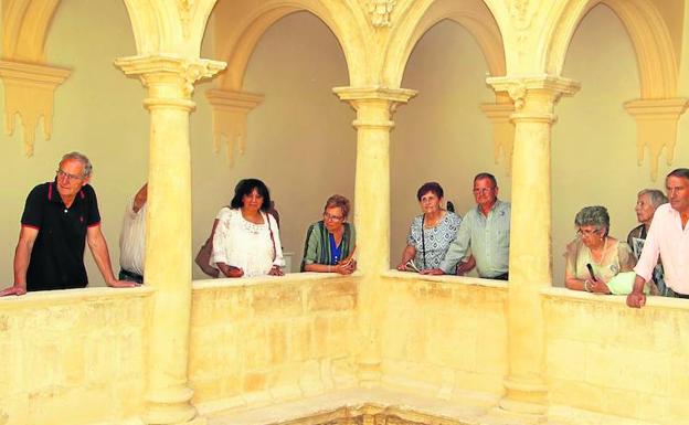 Visitantes en el patio del Museo del Cerrato Palentino. 