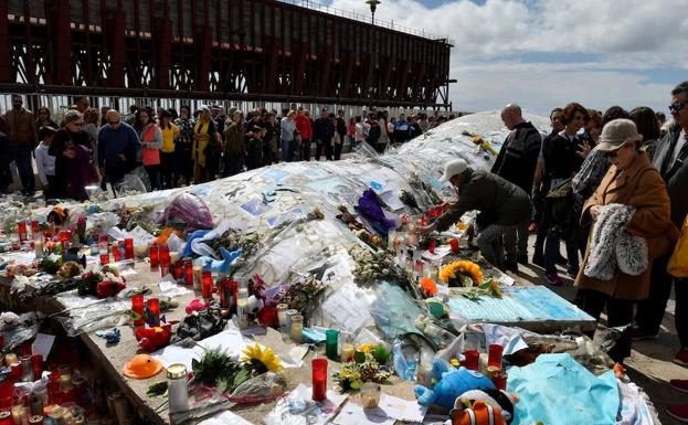 Almería rinde homenaje al pequeño Gabriel, una semana después del trágido desenlace