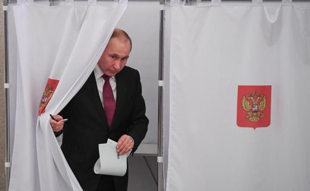 Imagen principal - Putin arrasa en las presidenciales con más del 75% de los votos