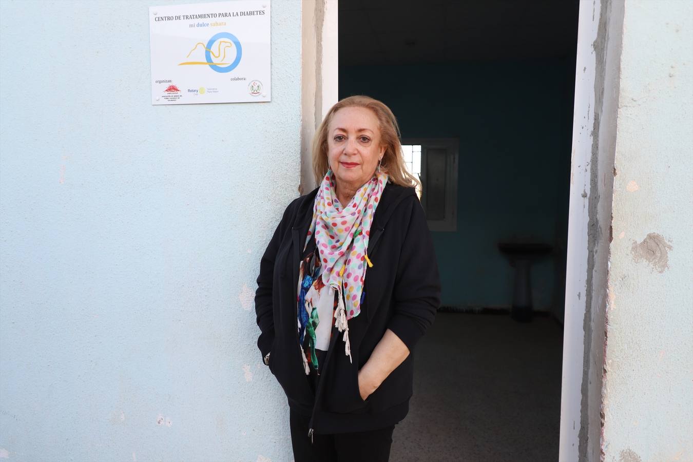 La presidenta de la Asociación de Amigos del Pueblo Saharaui de Salamanca, en el centro para diabéticos en el hospital de Smara que promueven ellos.