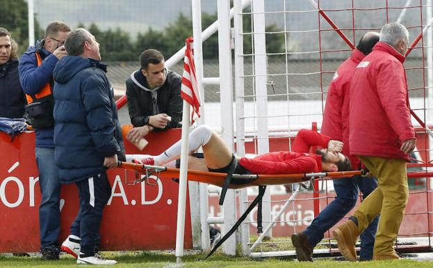 Andrés González se retira en camilla tras lesionarse en el minuto 2