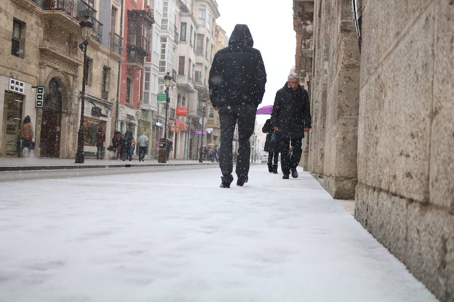 La nieve vuelve a Burgos, cubriendo de blanco las calles y dificultando la circulación