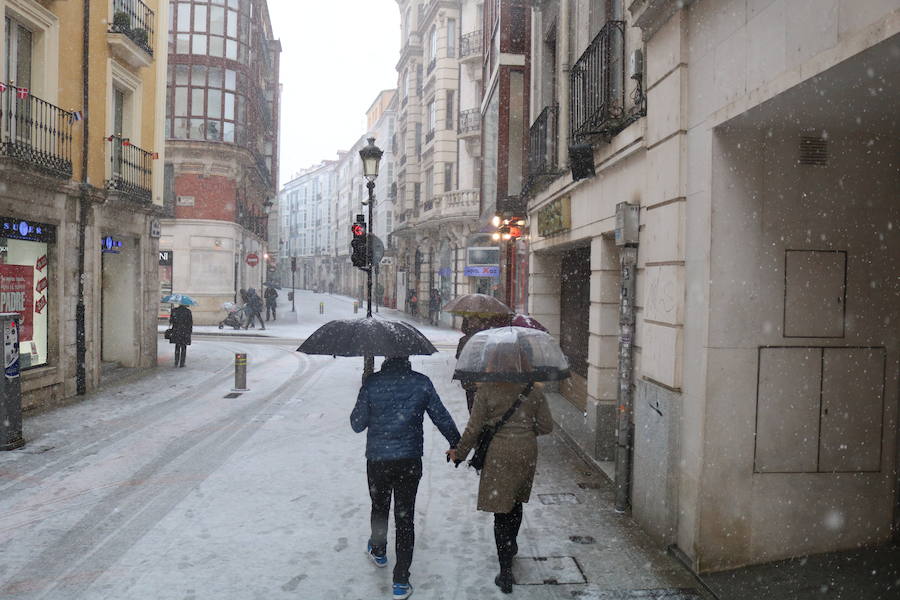 La nieve vuelve a Burgos, cubriendo de blanco las calles y dificultando la circulación