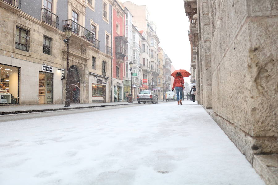 La nieve vuelve a Burgos, cubriendo de blanco las calles y dificultando la circulación