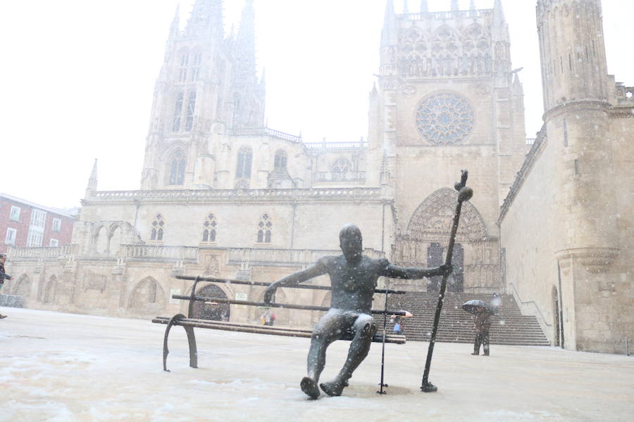 La nieve vuelve a Burgos, cubriendo de blanco las calles y dificultando la circulación