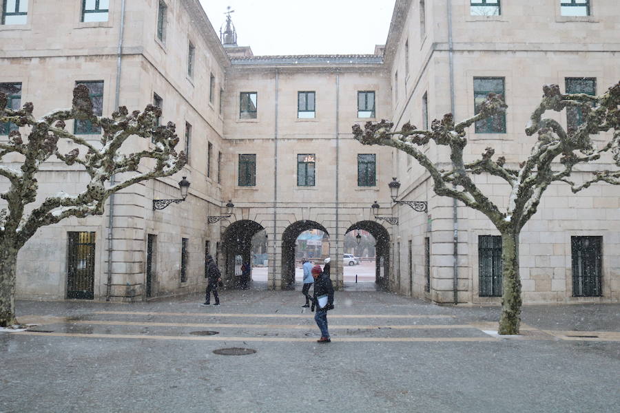 La nieve vuelve a Burgos, cubriendo de blanco las calles y dificultando la circulación