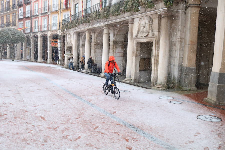 La nieve vuelve a Burgos, cubriendo de blanco las calles y dificultando la circulación