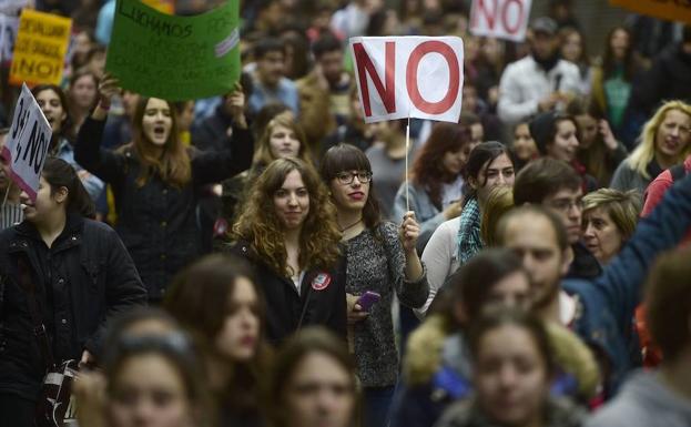 Estudiantes se manifiestan en Madrid contra la reforma universitaria. 