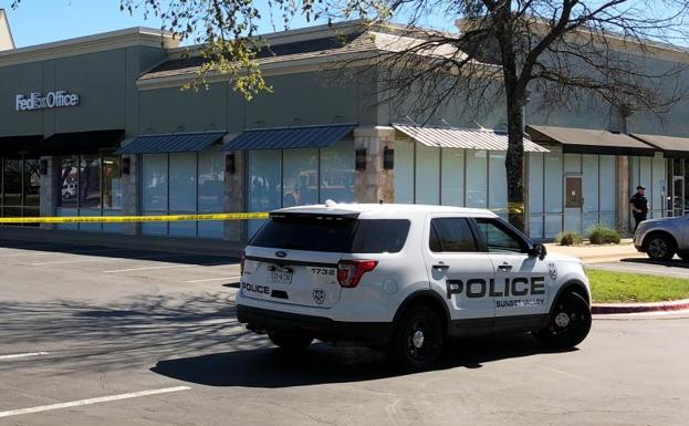 Un coche de Policía, en los alrededores de Fedex.