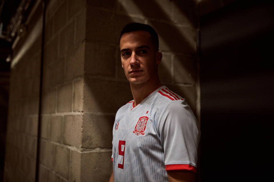 Adidas ha hecho oficial la segunda equipación que lucirá España en el Mundial de Rusia 2018, de un color azul claro en una camiseta que en sus tonos hace un homenaje a la segunda de la Eurocopa 2012 conquistada en Kiev.