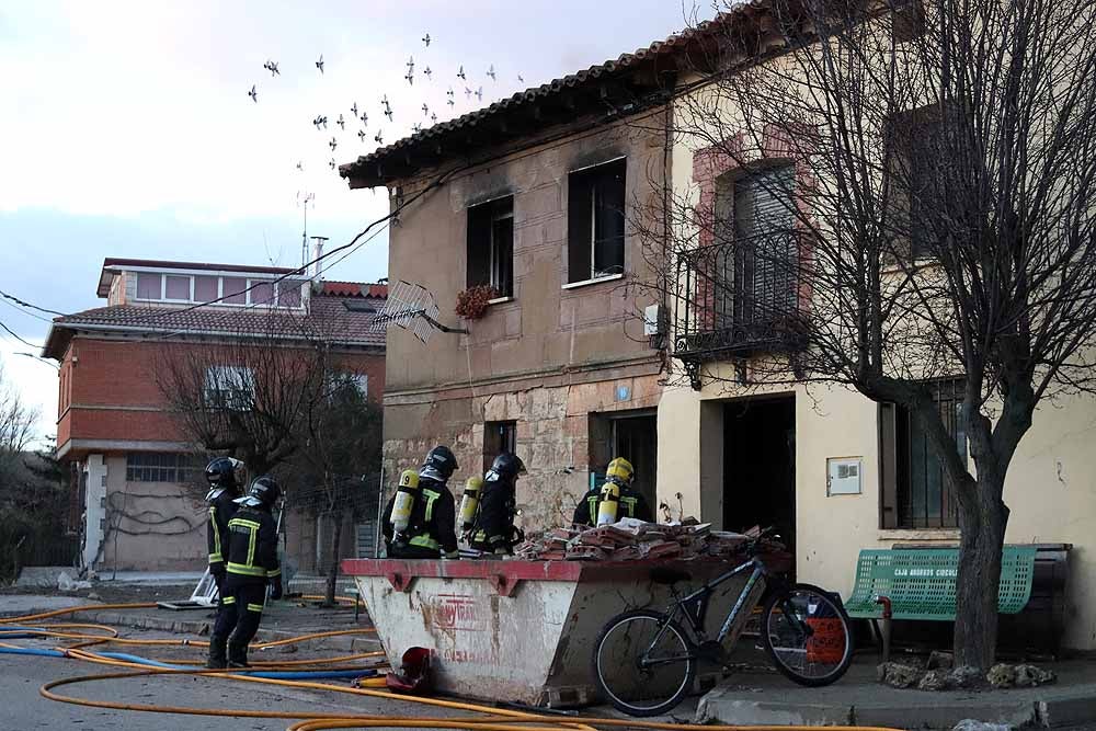 El incendio se ha declarado pasadas las cinco y media de la tarde, y se han vivido momentos de angustia hasta que se ha sacado, con vida, al propietario de su interior