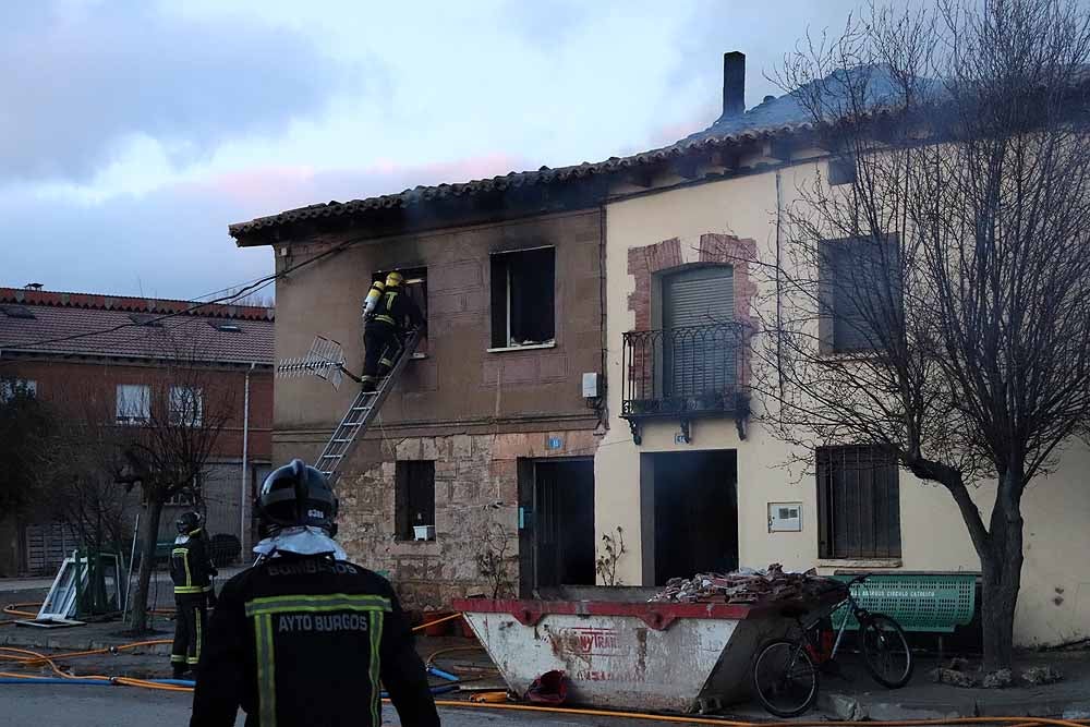 El incendio se ha declarado pasadas las cinco y media de la tarde, y se han vivido momentos de angustia hasta que se ha sacado, con vida, al propietario de su interior