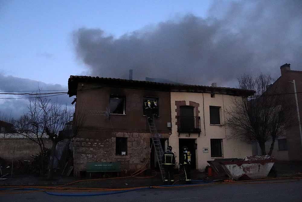 El incendio se ha declarado pasadas las cinco y media de la tarde, y se han vivido momentos de angustia hasta que se ha sacado, con vida, al propietario de su interior