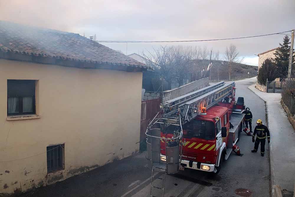 El incendio se ha declarado pasadas las cinco y media de la tarde, y se han vivido momentos de angustia hasta que se ha sacado, con vida, al propietario de su interior