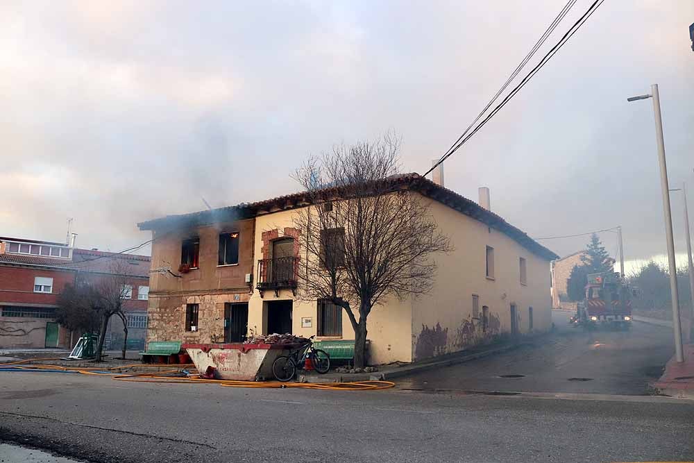 El incendio se ha declarado pasadas las cinco y media de la tarde, y se han vivido momentos de angustia hasta que se ha sacado, con vida, al propietario de su interior