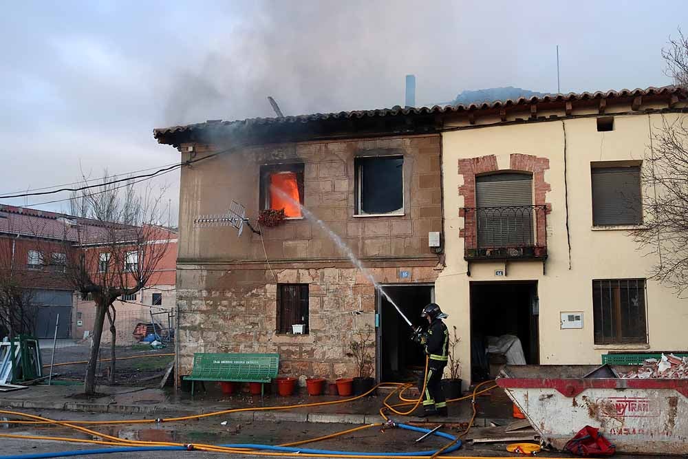 El incendio se ha declarado pasadas las cinco y media de la tarde, y se han vivido momentos de angustia hasta que se ha sacado, con vida, al propietario de su interior