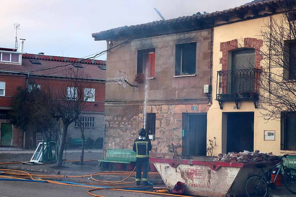 El incendio se ha declarado pasadas las cinco y media de la tarde, y se han vivido momentos de angustia hasta que se ha sacado, con vida, al propietario de su interior