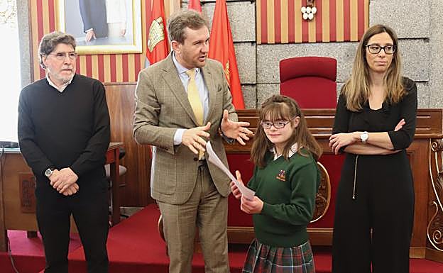 Aitana ha sido recibido por el alcalde de Burgos, Javier Lacalle