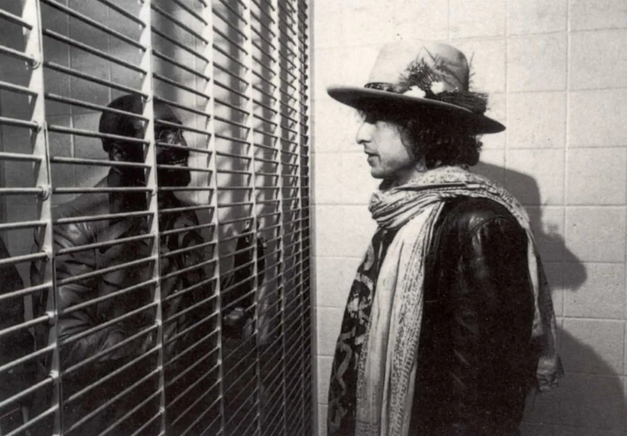 Años 80. Bob Dylan habla con un preso de una cárcel de Nueva Jersey.