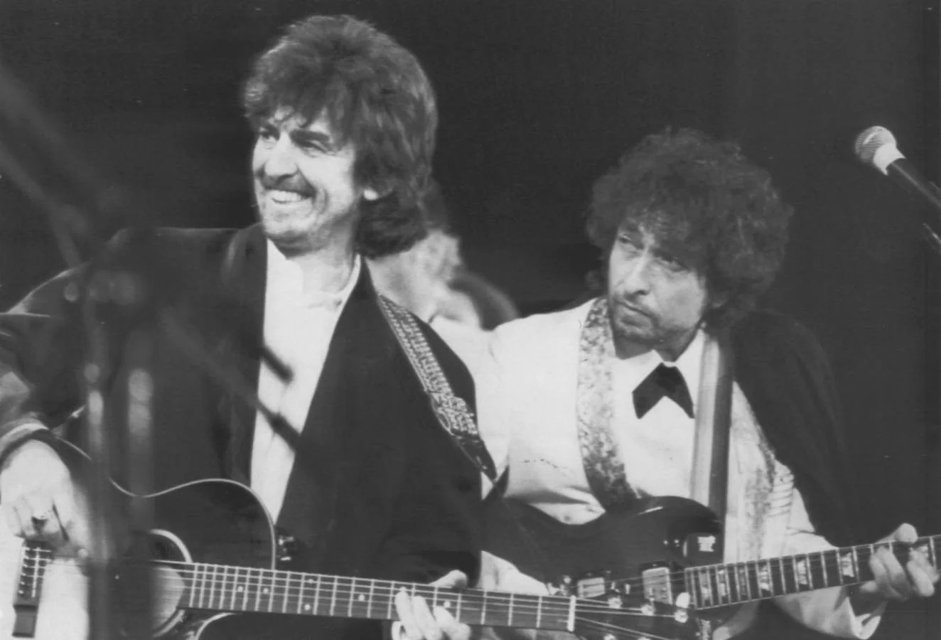 21.01.1988 George Harrison y Bob Dylan durante una actuación conjunta.