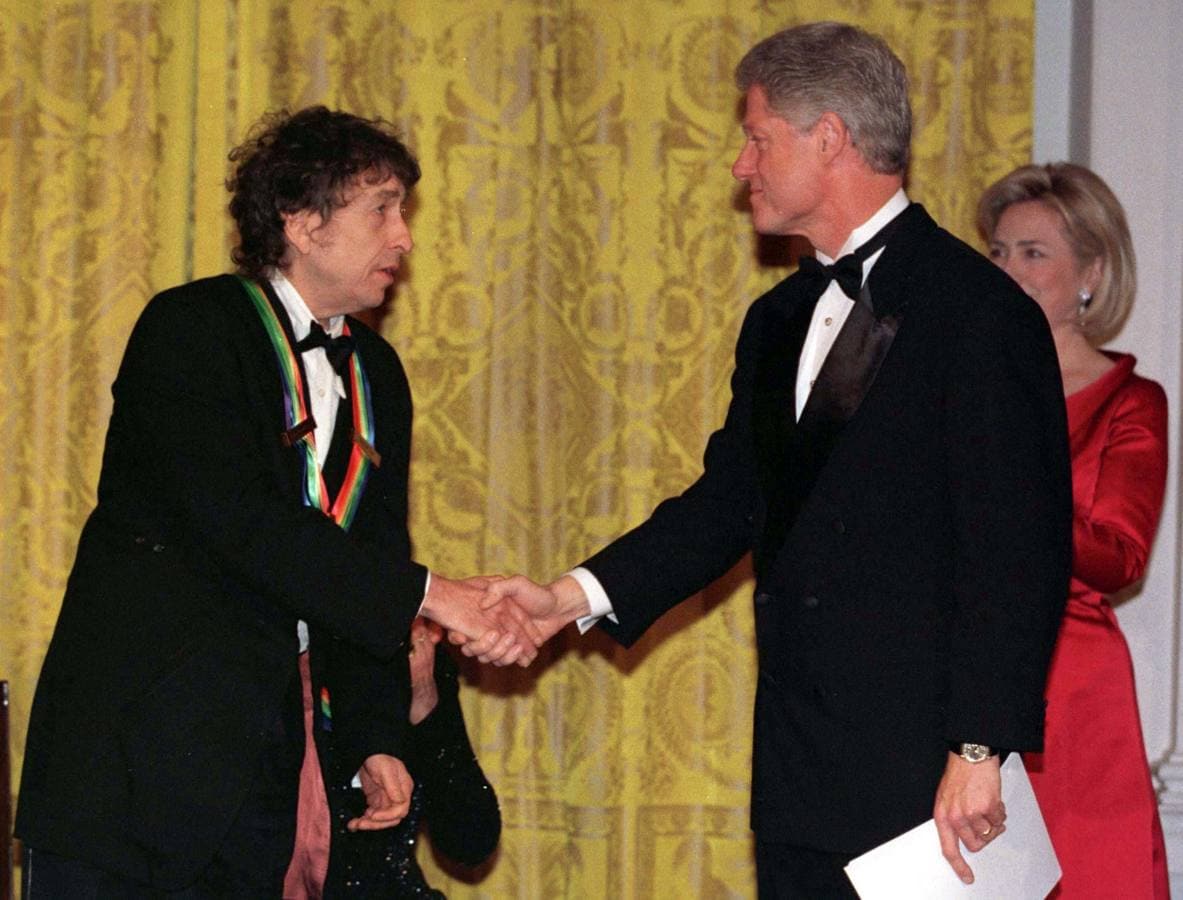 07.12.1997 El presidente norteamericano Bill Clinton saluda al cantante Bob Dylan en una ceremonia en la Casa Blanca.
