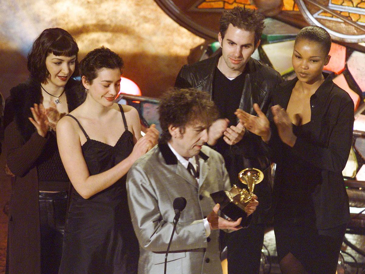 25.02.1998 Bob Dylan recibe el Grammy al mejor álbum del año.