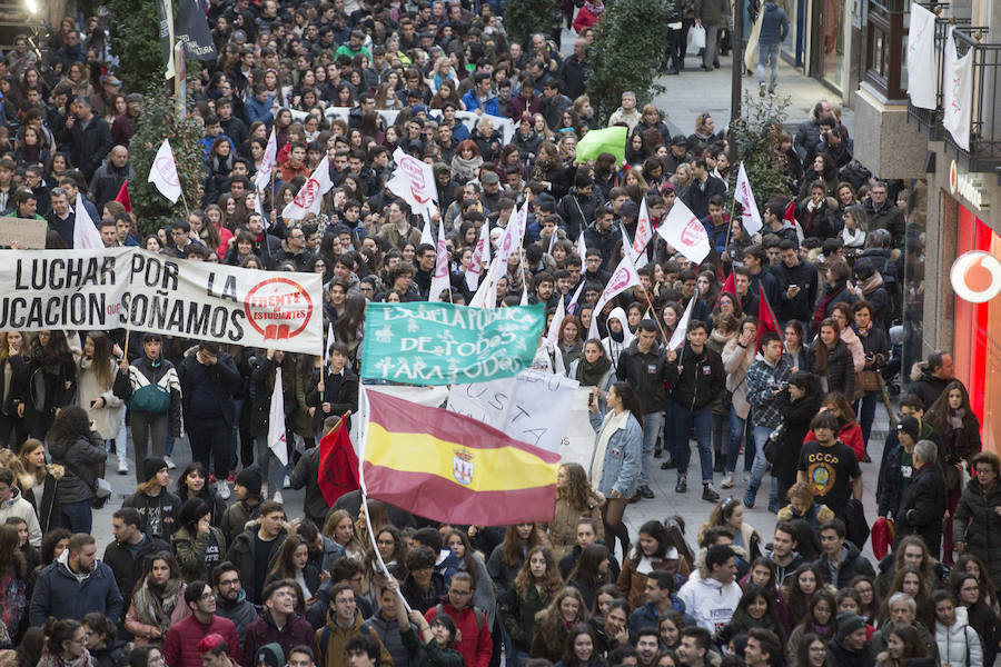 Fotos: Los estudiantes de Castilla y León piden una EBAU justa en Valladolid