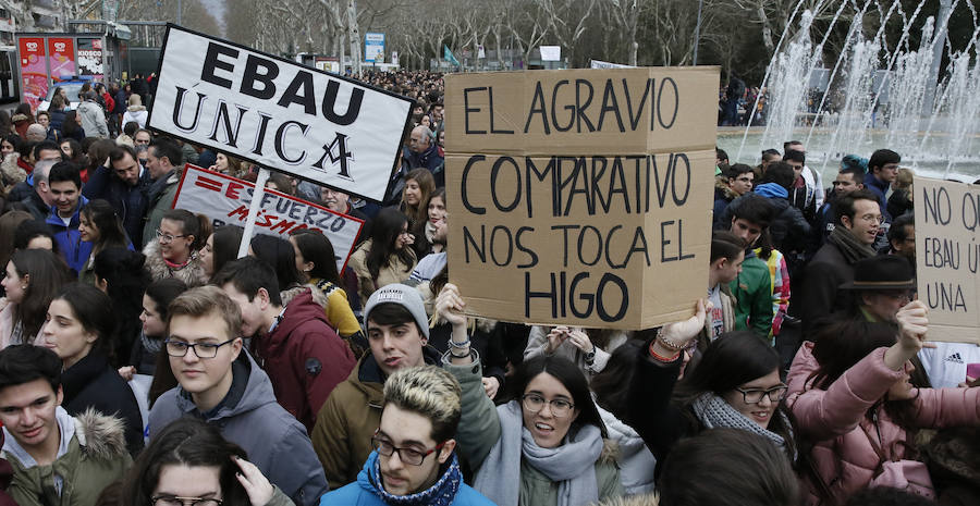 Fotos: Los estudiantes de Castilla y León piden una EBAU justa en Valladolid