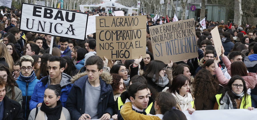 Fotos: Los estudiantes de Castilla y León piden una EBAU justa en Valladolid