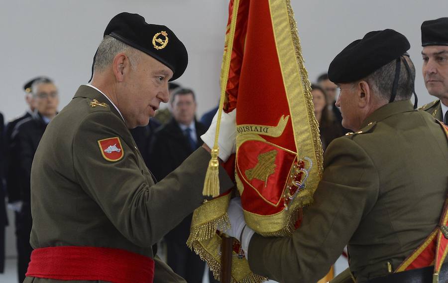 El acuartelamiento Diego Porcelos ha acogido hoy los actos de entrega de mando de la División 'San Marcial'.