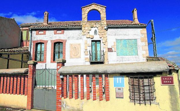 Imagen principal - Arriba, un hotel rural cerrado; abajo, casas derruidas y a medio hacer en Barahona de Fresno. 