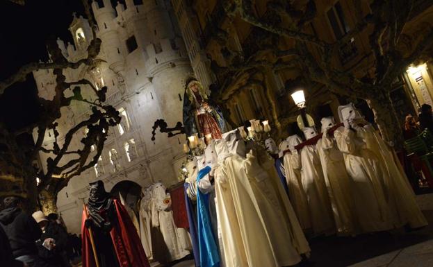 La Virgen procesionó por Burgos a hombros de mujeres de cuatro cofradías diferentes.