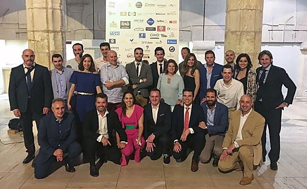 Foto de familia tras la entrega del Premio Joven Empresario en 2017.