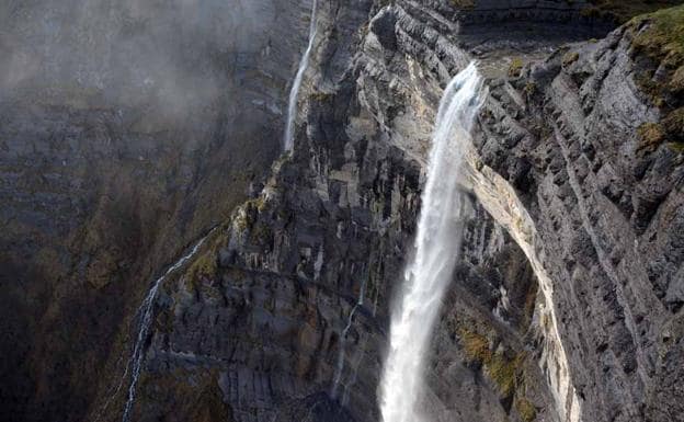 El Salto del Nervión ofrece una espectacular caída de agua de más de 220 metros