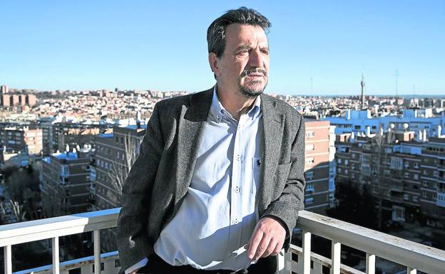 El catedrático de Economía de la Universidad Autónoma de Madrid Santos Ruesga posa en su vivienda.
