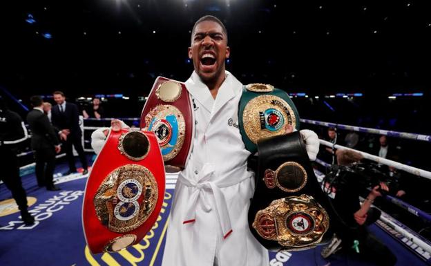 Anthony Joshua, con sus cinturones de la AMB, FIB, OMB y OIB. 